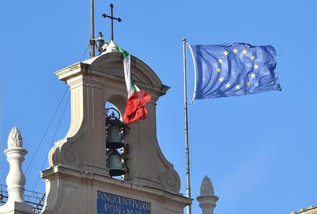 Quirinale: forte vento, si stacca bandiera tricolore sul Colle. Foto Ettore Ferrari © ANSA