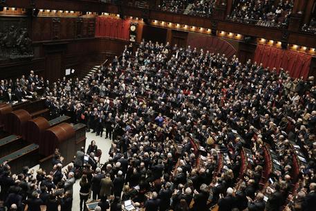 I parlamentari esultano al termine del conteggio delle schede a Montecitorio. ANSA/GIUSEPPE LAMI © ANSA