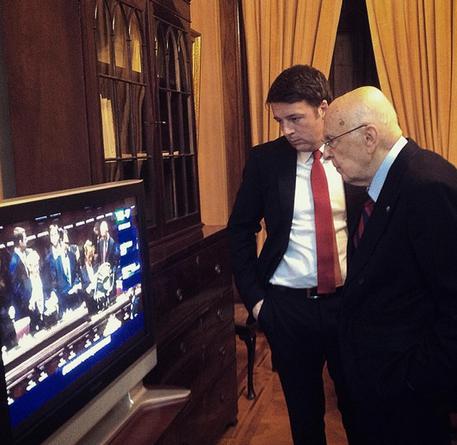 Il presidente del Consiglio Matteo Renzi segue lo spoglio delle schede con  Giorgio Napolitano, in una foto tratta dal profilo Twitter di Filippo Sensi © ANSA