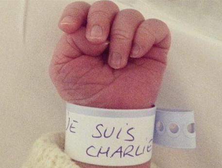 Foto del braccialetto del neonato con la scritta Je suis Charlie.Boom di condivisioni per la foto diffusa da una madre © ANSA