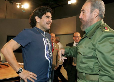 Maradona: "Fidel Castro è stato come un secondo padre" - Sport - ANSA