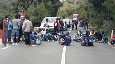 Protesta migranti blocca statale a Nuxis © ANSA
