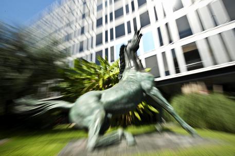 La statua del 'Cavallo morente' di fronte a Viale Mazzini (archivio) © ANSA