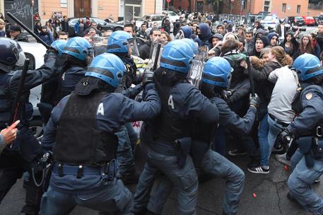 Tafferugli tra studenti e forze dell'ordine a Bologna © ANSA