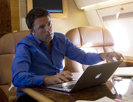 Il Presidente del Consiglio Matteo Renzi in aereo in viaggio verso San Francisco - Ufficio Stampa Governo © ANSA