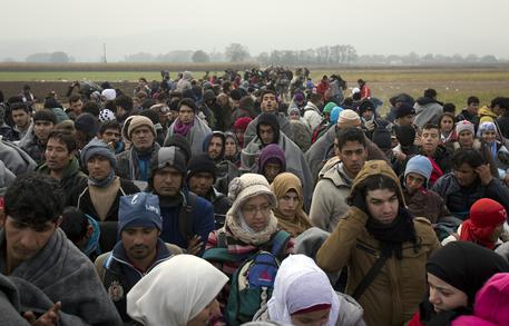 Migranti lungo il confine sloveno © AP
