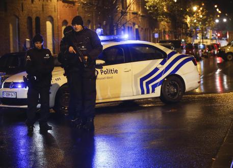La polizia nel quartiere Molenbeek di Bruxelles © EPA