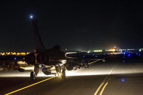 Un jet francese in partenza per bombardare Raqqa © EPA