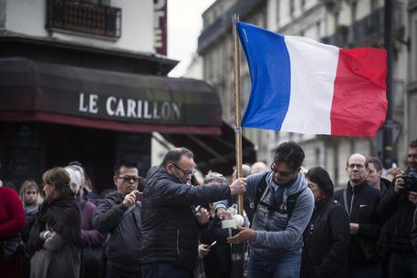 Il minuto di silenzio a Parigi davanti al Carillon © EPA