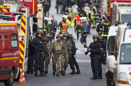 Blitz polizia francese a Saint-Denis nel covo degli jihadisti © AP