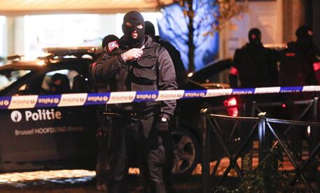 La polizia belga in un'operazione a Molenbeek, Bruxelles © EPA