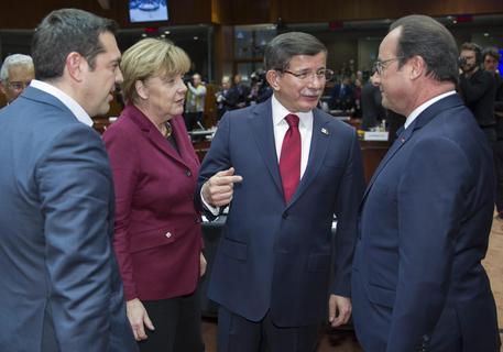 Da sinistra a destra Alexis Tsipras, Angela Merkel, Ahmet Davutoglu e  Francois Hollande a Bruxelles © EPA