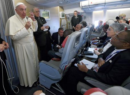 Papa Francesco in aereo al ritorno dall'Africa © EPA