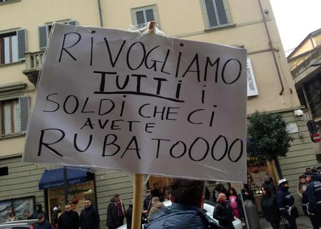 Foto di archivio, la protesta dei risparmiatori davanti alla sede di Banca Etruria ad Arezzo, 28 dicembre 2015 © ANSA 