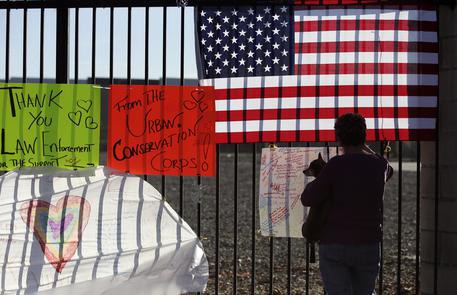 L'omaggio dei cittadini di San Bernardino alle vittime della strage © AP