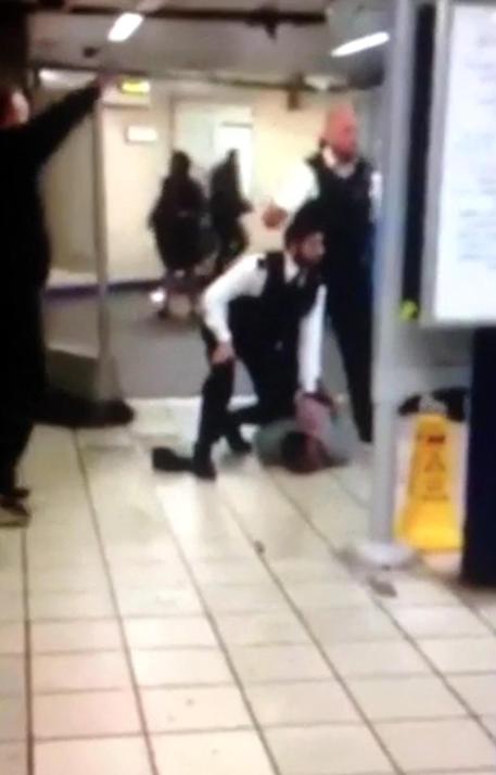 Un frame del video dell'assalto nella metro di Londra © ANSA