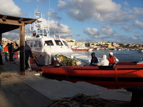 Una motovedetta con a bordo i migranti soccorsi © ANSA