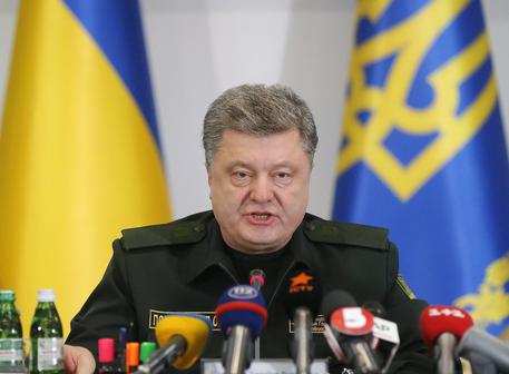 Il presidente ucraino Poroshenko ordina il cessate il fuoco © EPA