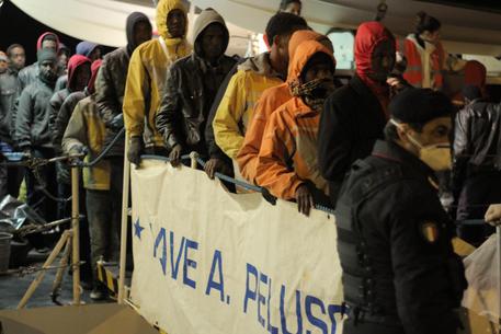Migranti soccorsi nel Canale di Sicilia © ANSA