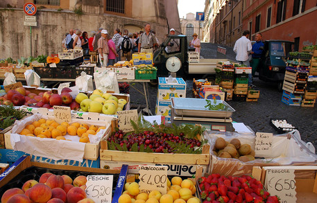 Un mercato rionale di Roma, in una foto d'archivio © ANSA