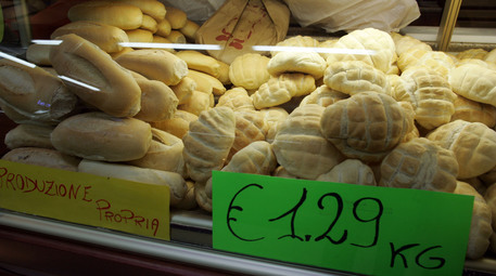 Del pane in vendita in una panetteria a Torino, in una foto d'archivio © ANSA