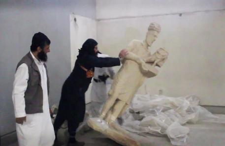 Isis:video distruzione statue e bassorilievi antichi a Mosul © AP
