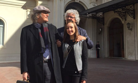 Beppe Grillo, Gianroberto Casaleggio e la giovane iscritta Maria Teresa © Ansa