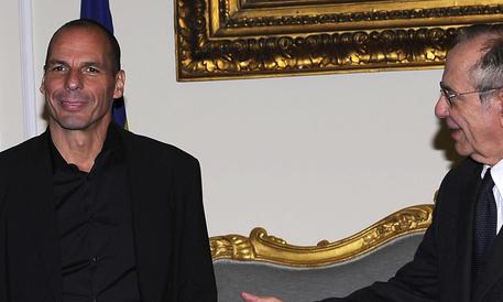 Pier Carlo Padoan con l'omologo greco, Yanis Varoufakis © ANSA