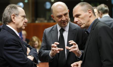 Pier Carlo Padoan, Pierre Moscovici e Yanis Varoufakis all'Ecofin © EPA