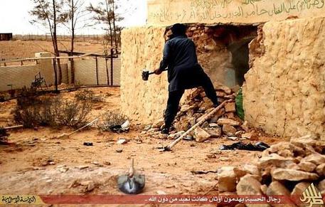 L'Isis distrugge un tempio Sufi in Libia © ANSA