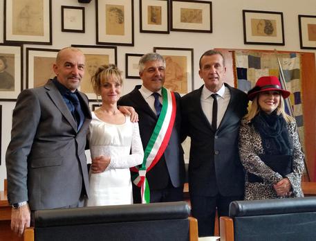 Il matrimonio di Antonella Cipriani celebrato dal gigliese che la portò in salvo © ANSA