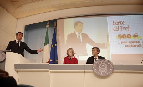 Il Premier Matteo Renzi, il ministro dell'Istruzione Stefania Giannini, e il Sottosegretario Graziano Delrio © ANSA
