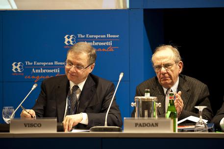 Il ministro dell'Economia Pier Carlo Padoan, e il governatore della Banca d'Italia Ignazio Visco © ANSA
