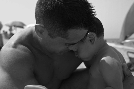 Papà e Iago sulla spiaggia di Oristano (estate 2012) - Simone Luca Sanna © ANSA