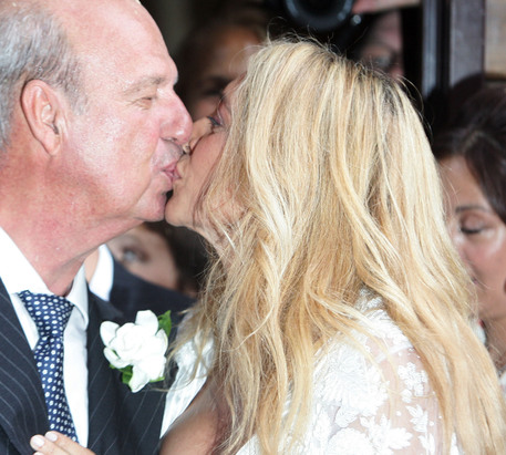 L'attrice e conduttrice Mara Venier bacia suo marito,  l'imprenditore Nicola Carraro © ANSA 