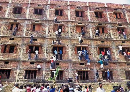 India, periodo di esami: squadre acrobatiche per copiare © AP