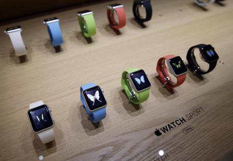 Apple Watch, commessi a 'lezione' di moda © AP