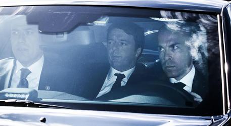 Il presidente del Consiglio Matteo Renzi arriva in auto al Quirinale © ANSA