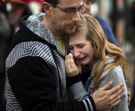 Il pianto di una ragazza che ha perso le sue compagne nel disastro della Germanwings © AP