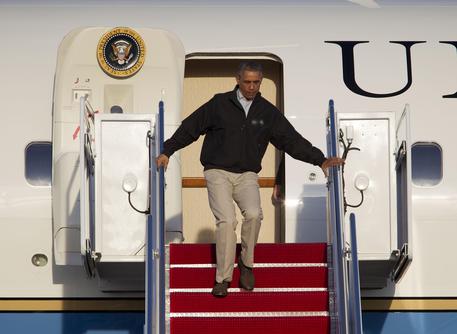 Obama inciamapa e si riprende sulla scaletta dell'Air Force One © AP