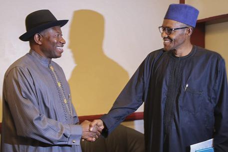 Muhammadu Buhari (destra) e Goodluck Jonathan (sinistra) © EPA