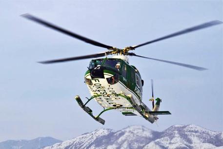 Maltempo: l'elicottero di soccorso del Corpo Forestale dello Stato © ANSA