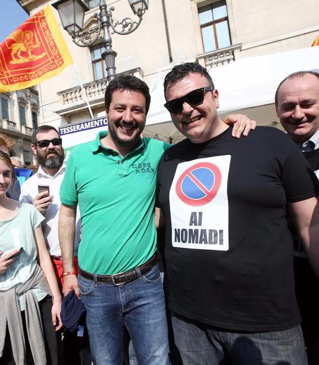 Il sindaco di Abettone, Joe Formaggio, con il segretario della Lega Nord, Matteo Salvini, a Vicenza  per l'iniziativa 'Chiedo Asilo' © ANSA