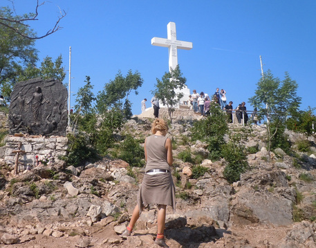 Un gruppo di pellegrini scala il Krizevac, il monte della Croce, a Medjugorje, in una foto del 28  maggio 2011. ANSA/GIORGIANA CRISTALLI © ANSA