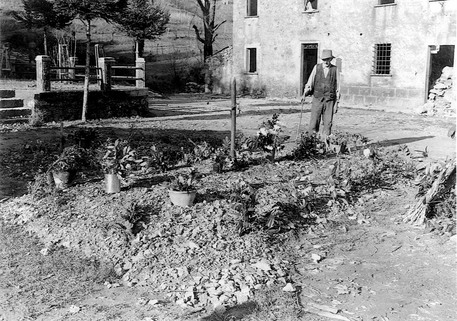 Foto  storica del museo della resistenza di Stazzema: sepoltura nel 1944 nel piazzale della chiesa © ANSA