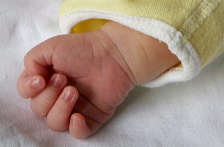 La manina di un neonato (archivio) © Ansa