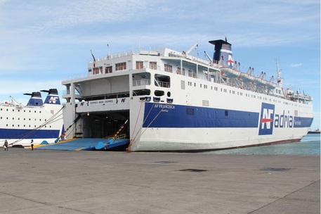 Il traghetto Francesca della compagnia Adria entra nel porto di Bari © ANSA