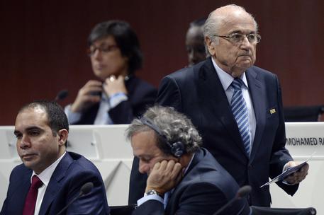 Il presidente della Fifa Joseph S. Blatter (destra) cammina alle spalle del principe Ali bin al-Hussein (sinistra) e del presidente dell'UEFA Michel  Platini (centro) dopo il suo discorso di apertura del congresso Fifa a Zurigo (Ansa-Ap) © AP