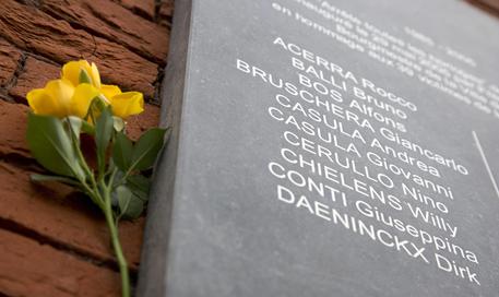 Un mazzo di fiori e' stato deposto accanto ad una targa commemorativa allo stadio Re Baldovino (ex Heysel) a Bruxelles oggi 29 maggio 2015 durante una cerimonia per ricordare i 30 anni della strage in cui morirono 39 tifosi della Juventus © AP