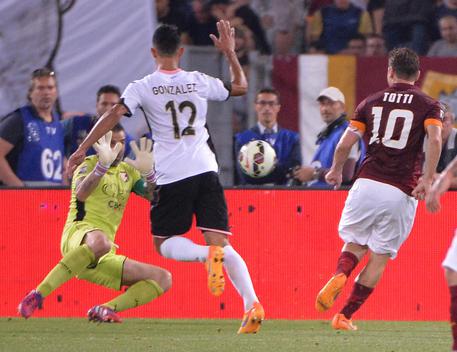 Francesco Totti segna al Palermo il gol numero 299 © ANSA